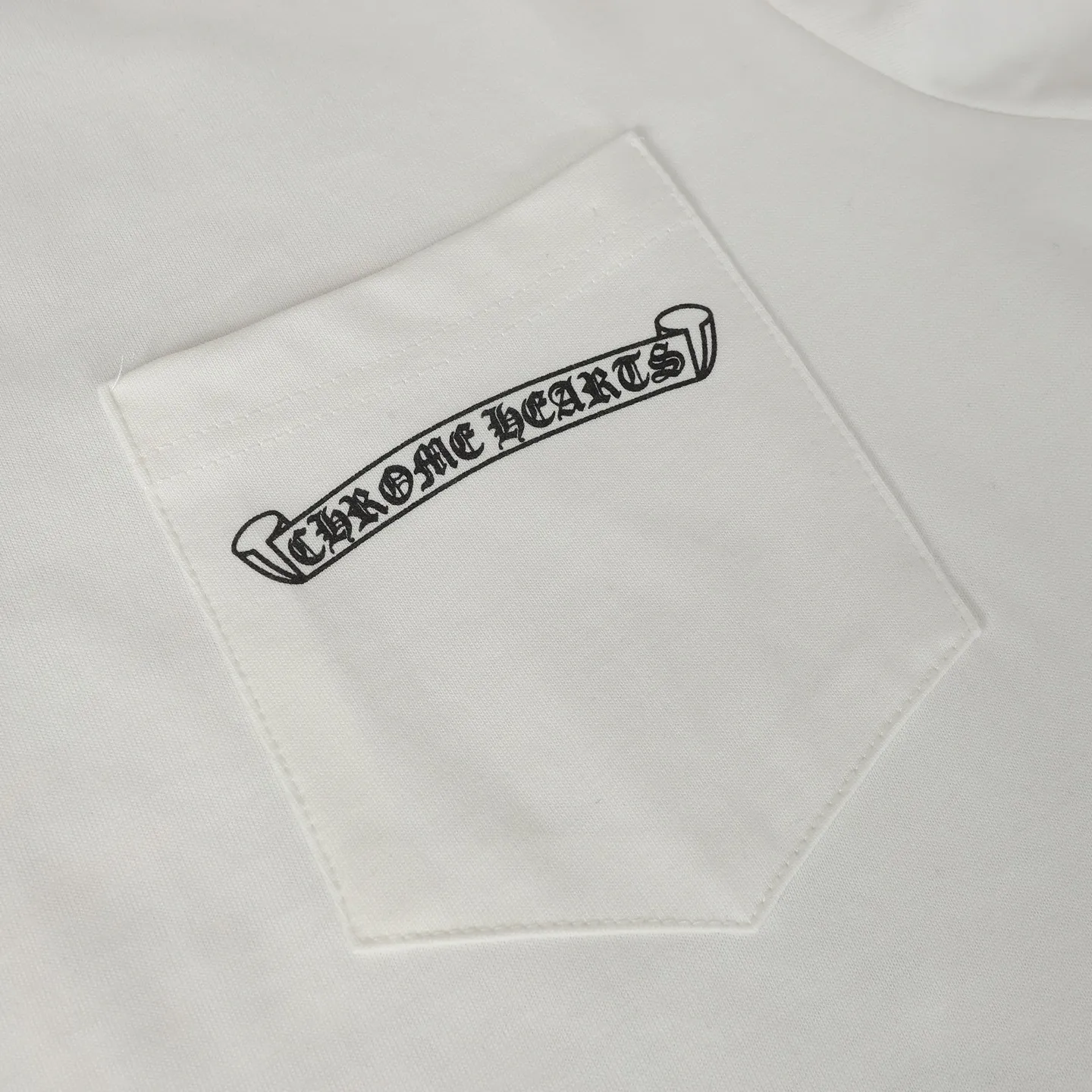 🅿️270 Come Hearts/Kro Heart Sanskrit Sword Printed Long Sleeve, great for autumn and winter! Chest pockets, high weight threads on collar and cuffs, custom woven and dyed 280g double yarn pure cotton fabric, washed anti-counterfeiting tags and other auxiliary labels are all in the correct version, super conspicuous, super pretty, super stylish, same style for men and women! The overall upper body highlights fashion and individuality, and it is a recommended T-shirt for couples to wear together!! Color: black/white Size: XS-L